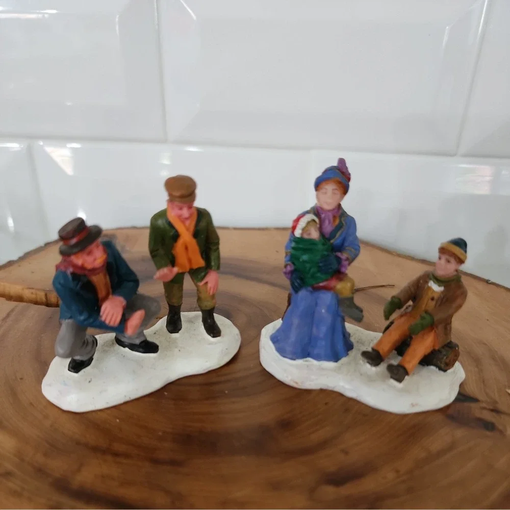 2004 #44221 Retired Lemax Village‎ Collection Figurines 